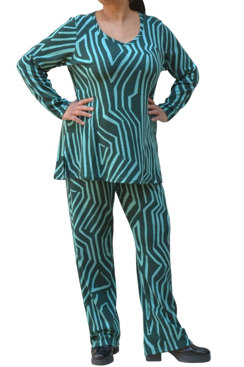 Long printed stretch blouse with V-neck and side slits, styled with matching trousers - plus size