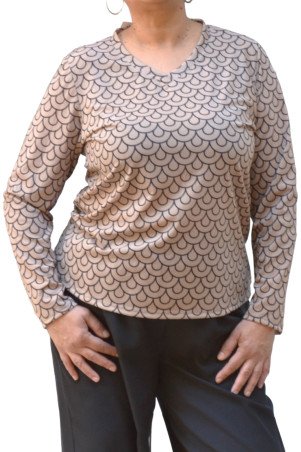 ✨ Effortless elegance! This beige stretch blouse with a stylish scallop pattern is perfect for chic everyday outfits.