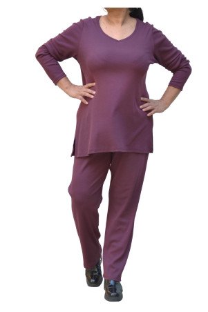 ✨ Everyday comfort with a touch of elegance! Burgundy ribbed top with a V-neck and side slits.